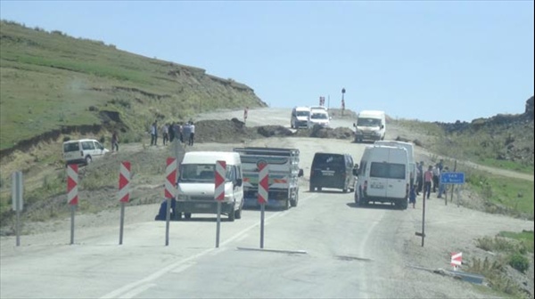 Doğubayazıt- Çaldıran yolu hendek kazılarak ulaşıma kapatıldı