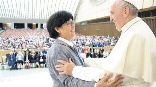 Papa kadınları yetkilendiriyor